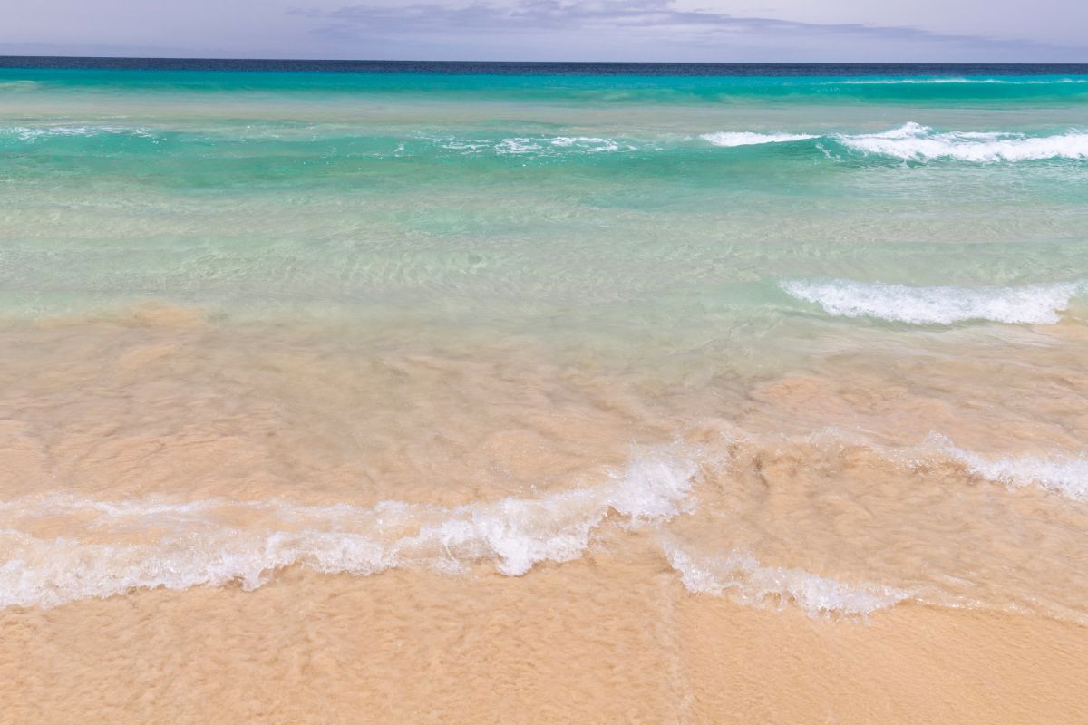 Průzračné moře a vlny na pláži Santa Monica, Boa Vista, Kapverdské ostrovy