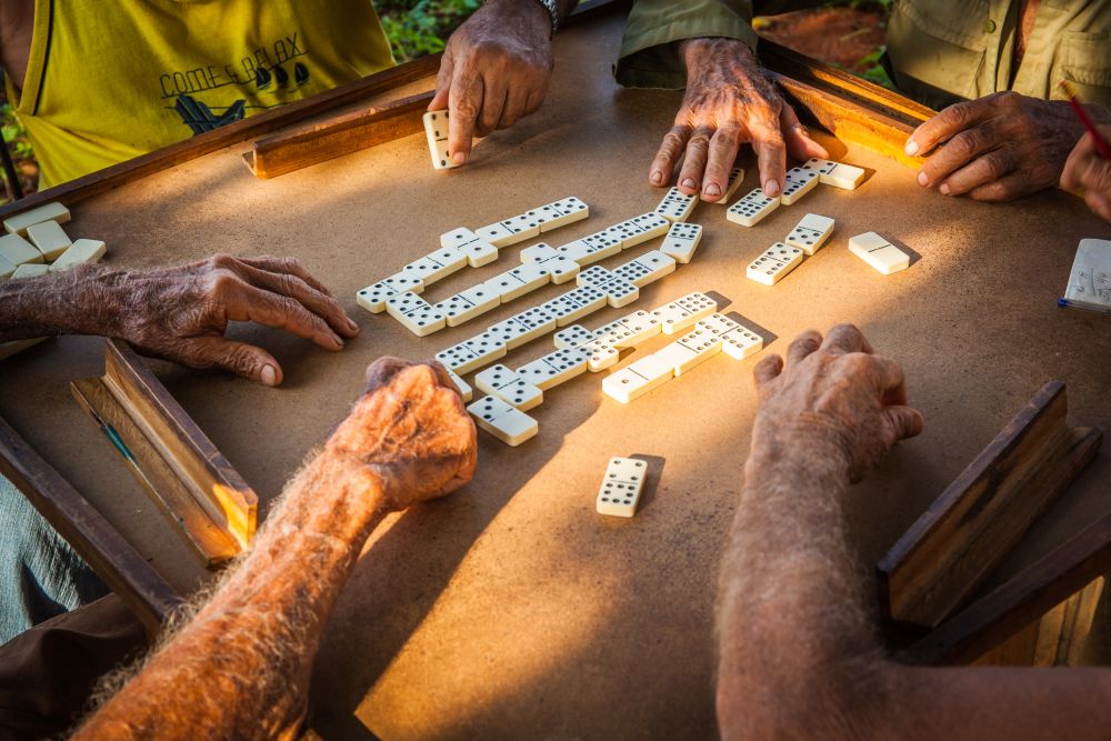 Farmáři hrající domino v kubánském údolí Vinales Farmáři hrající domino v kubánském údolí Vinales