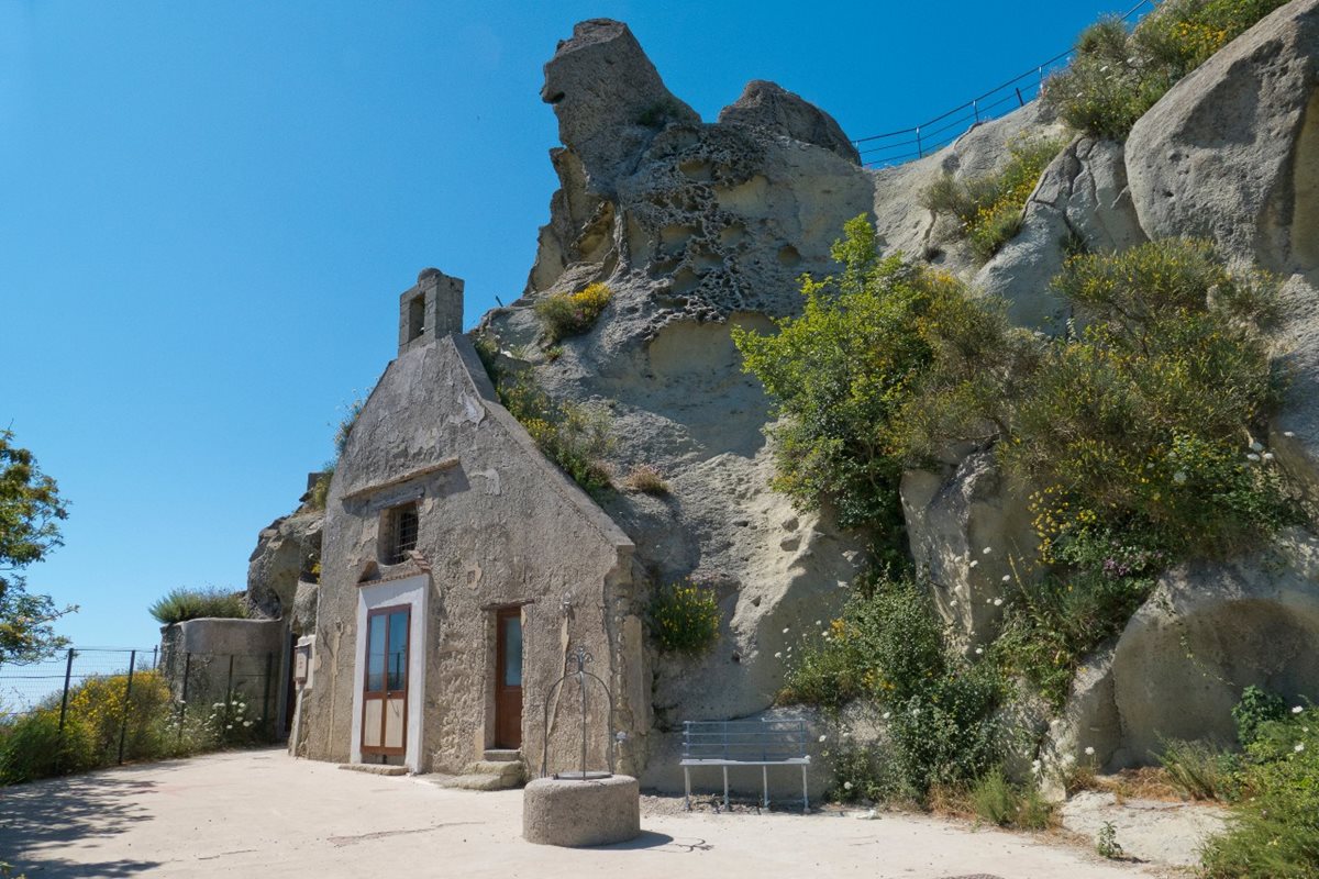 Kostel a poustevna „San Nicola“ na vrcholu hory Epomeo, Ischia