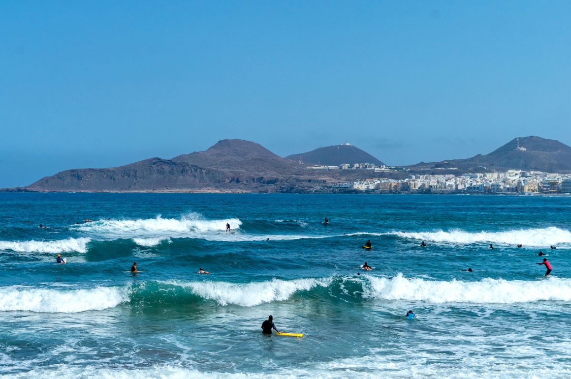 Surfaři na pláži Cicer, Las Palmas, Gran Canaria, Španělsko Surfaři na pláži Cicer, Las Palmas, Gran Canaria, Španělsko