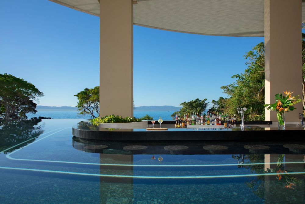 Bar v infinity bazénu Secrets Bahia Mita Surf & Spa Resort