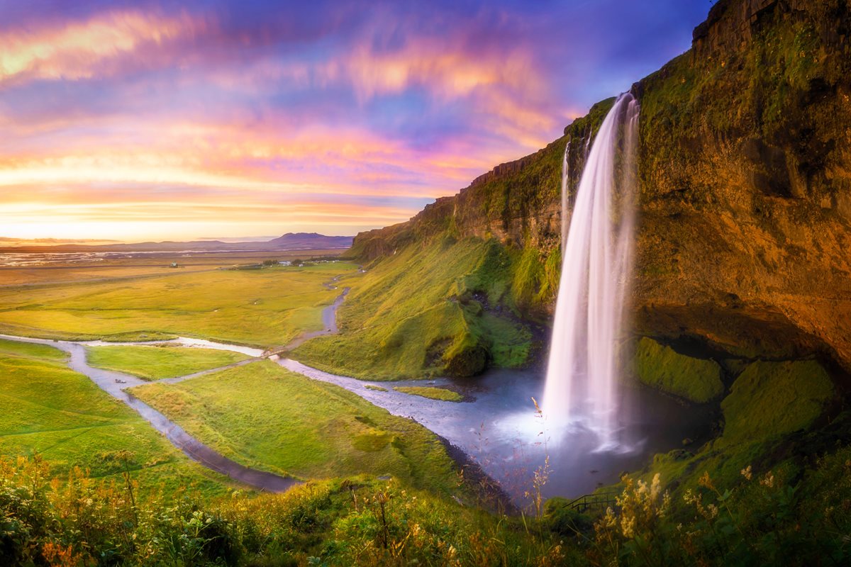 Islandský vodopád Seljalandsfoss