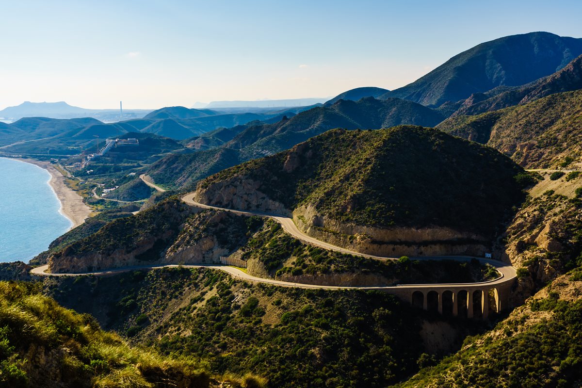 Pláž Carboneras v Almerii, pohled z kopců Cabo de Gata, Španělsko