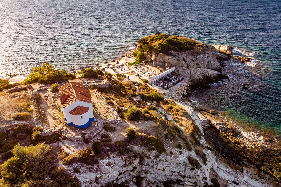 Plážový bar a kostelíček, Limenas, Thassos