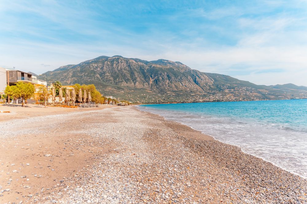 Dlouhá pláž v Kalamatě bez davů turistů