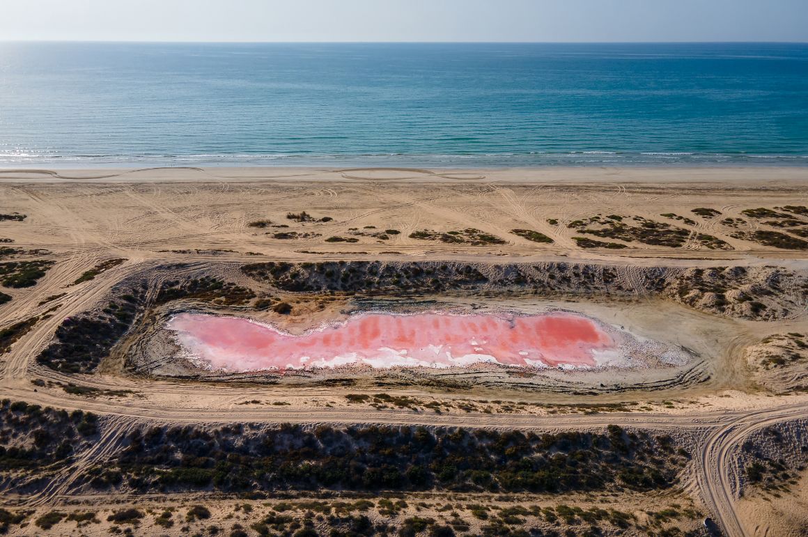 Pláž Al Rams s Růžovým jezerem, Ras Al Khaimah Pláž Al Rams s Růžovým jezerem, Ras Al Khaimah