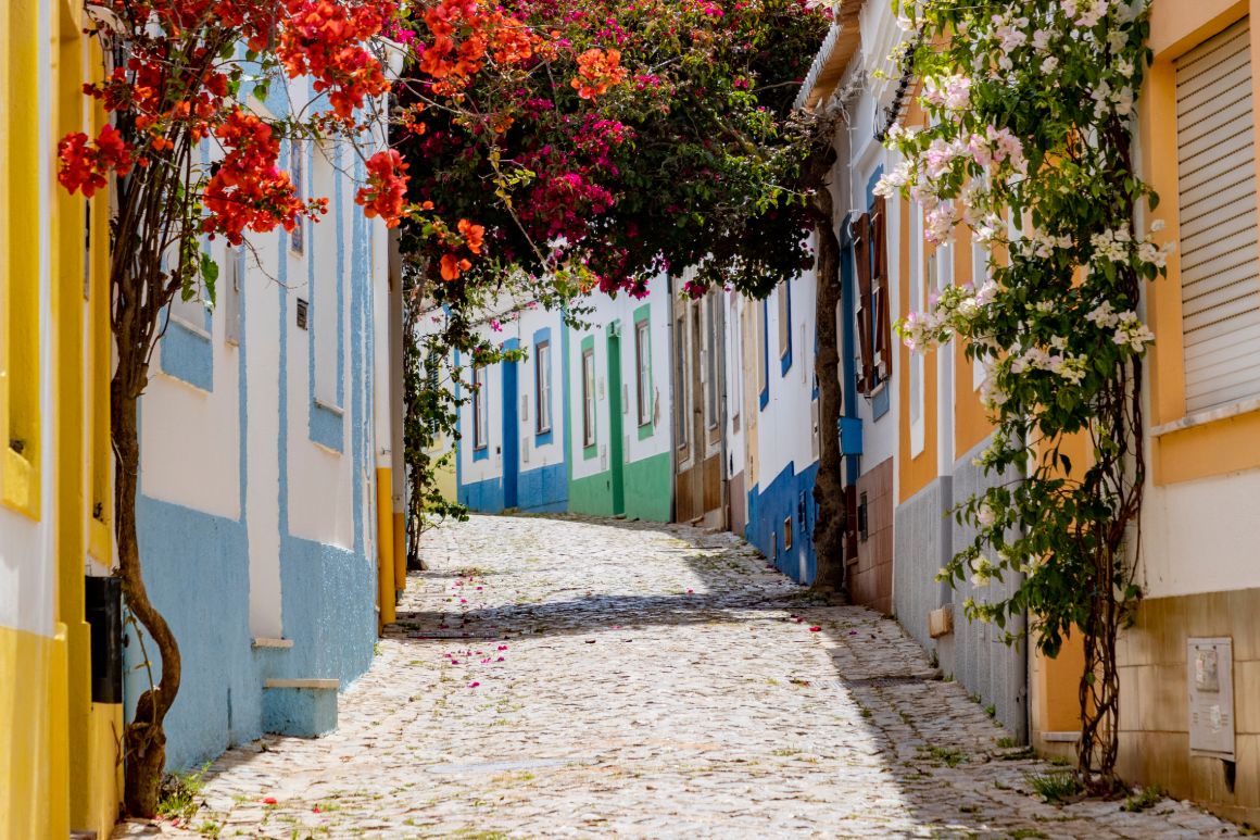 Ulička v Ferragudo, Algarve, Portugalsko Ulička v Ferragudo, Algarve, Portugalsko