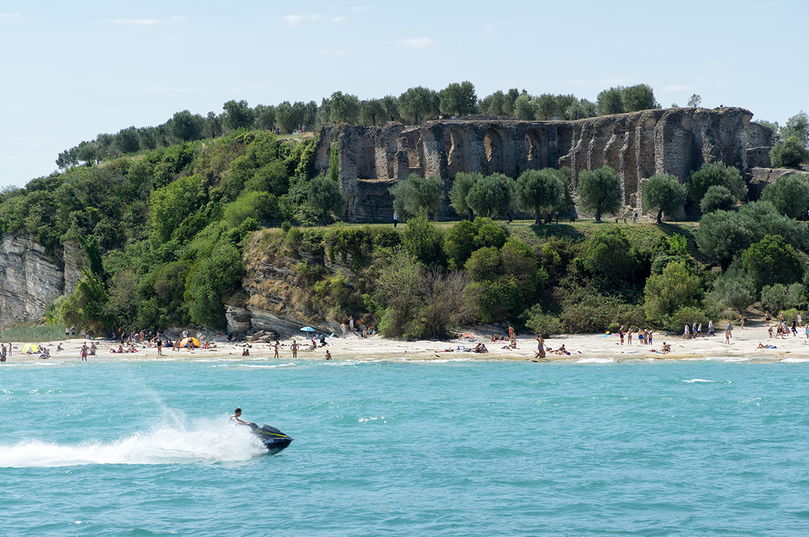 Vodní skútry na pláži v Sirmione, Lago di Garda Vodní skútry na pláži v Sirmione, Lago di Garda