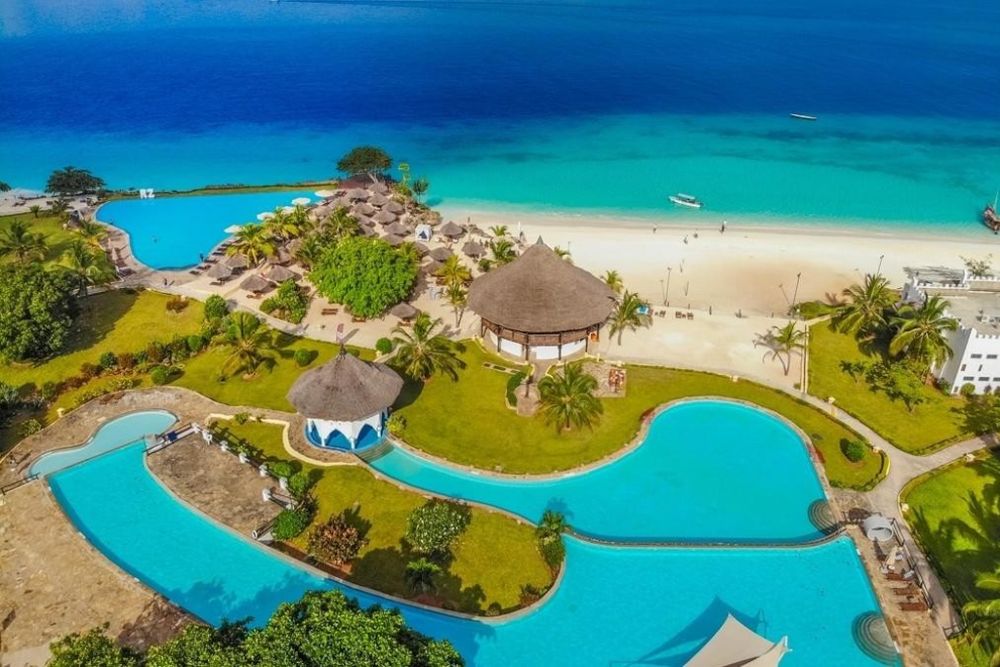 Bazény a pláž Royal Zanzibar Beach Resort