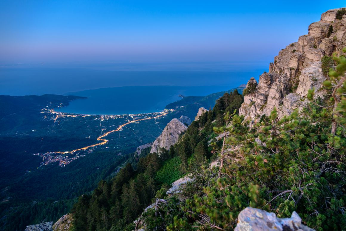 Pohled na noční Potamii z vrcholu Ypsario, Thassos