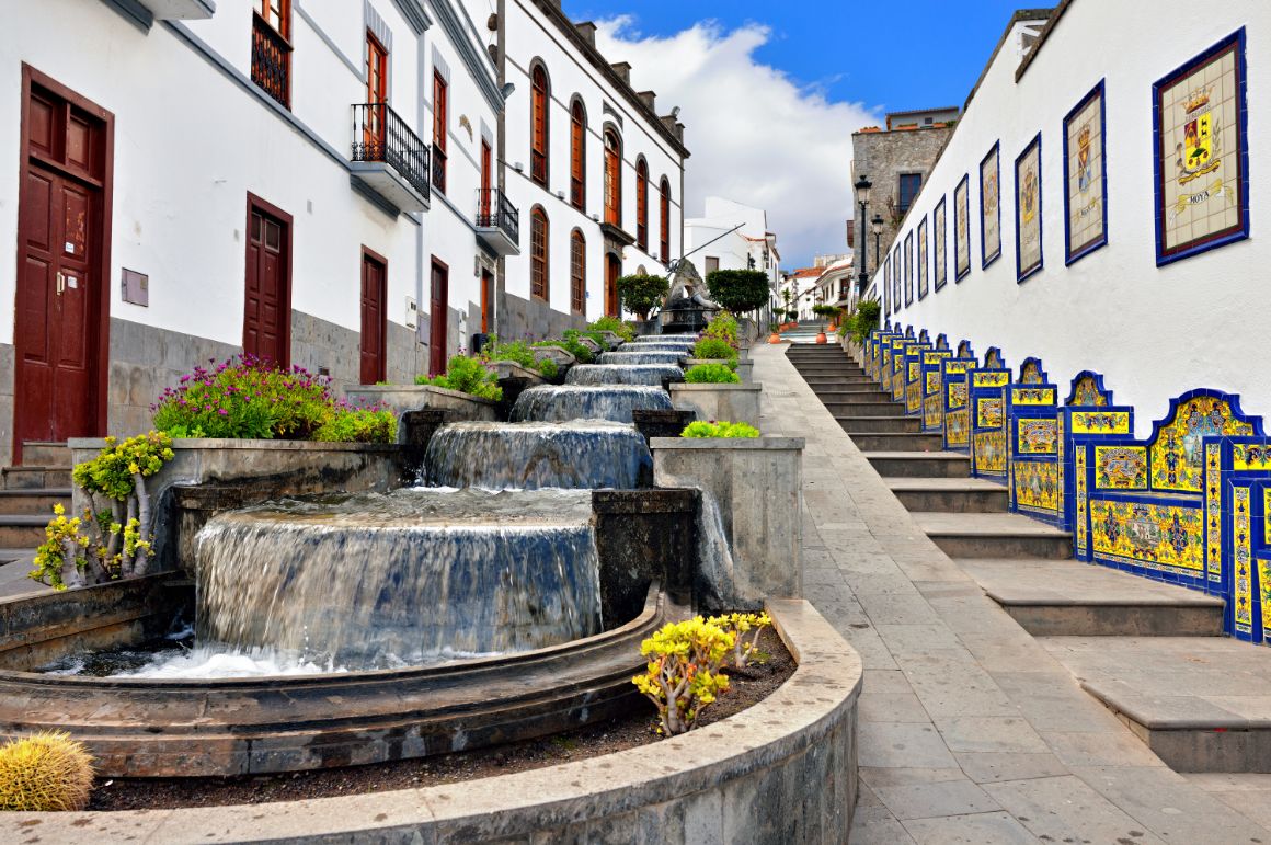 Vesnice Firgas s kaskádovým vodopádem, Gran Canaria, Španělsko Vesnice Firgas s kaskádovým vodopádem, Gran Canaria, Španělsko