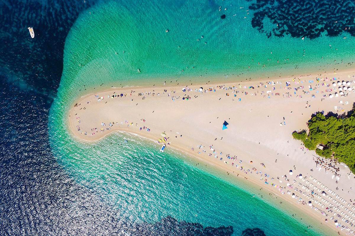 Ikonická pláž Zlatni rat, ostrov Brač Ikonická pláž Zlatni rat, ostrov Brač