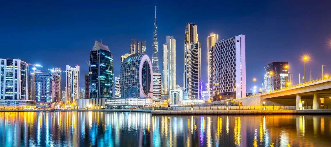 Panorama noční Dubaje s Burdž Al Arab, Dubaj