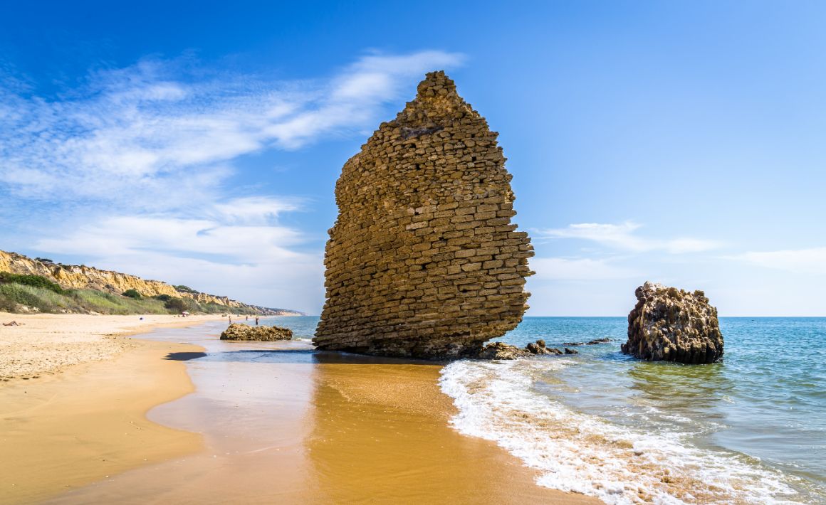 Pláž Torre del Loro se zbytky obranné věže, Costa de la Luz