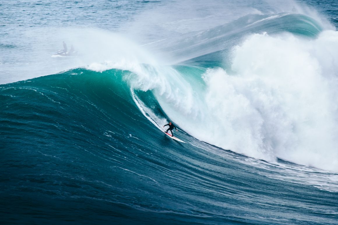 Surfař v Nazaré, Portugalsko