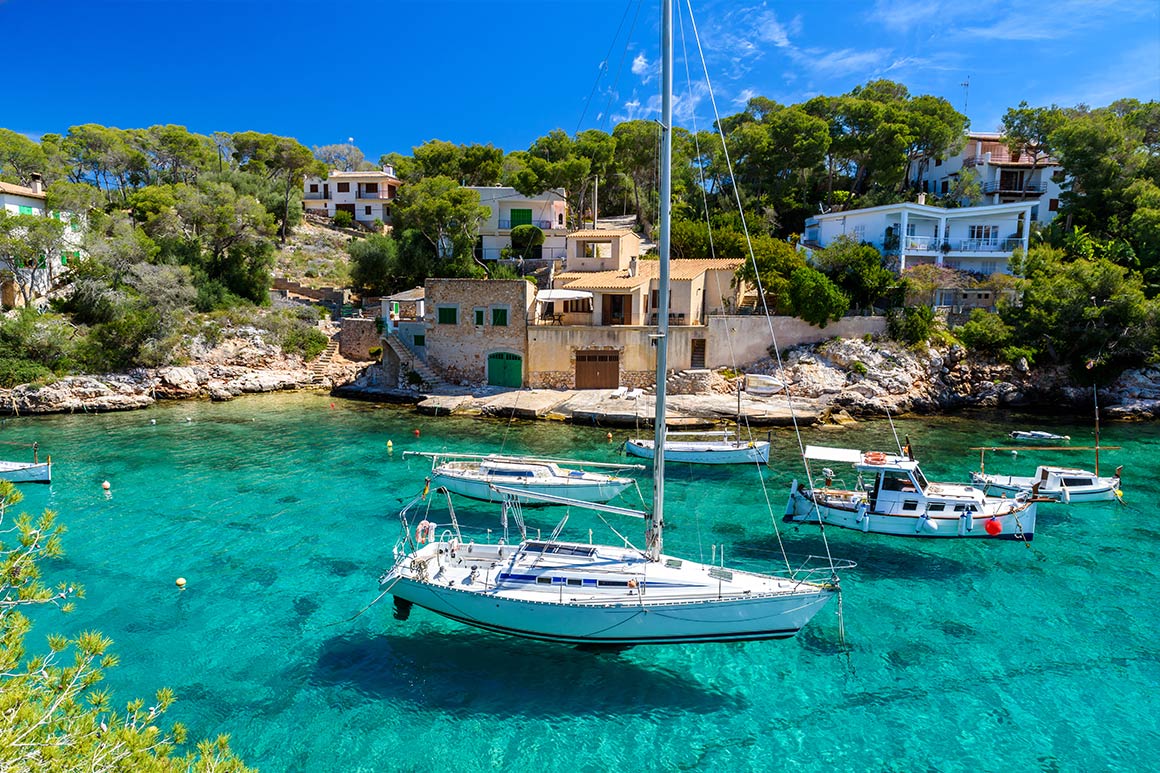 Jedna z proslulých „calas“, Cala Figuera, Mallorca